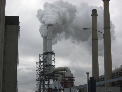 Uitstoot van een kolencentrale op de Maasvlakte
