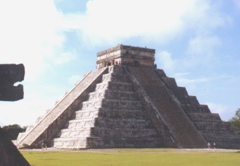 piramide in Chitzen Itza (Mexico)